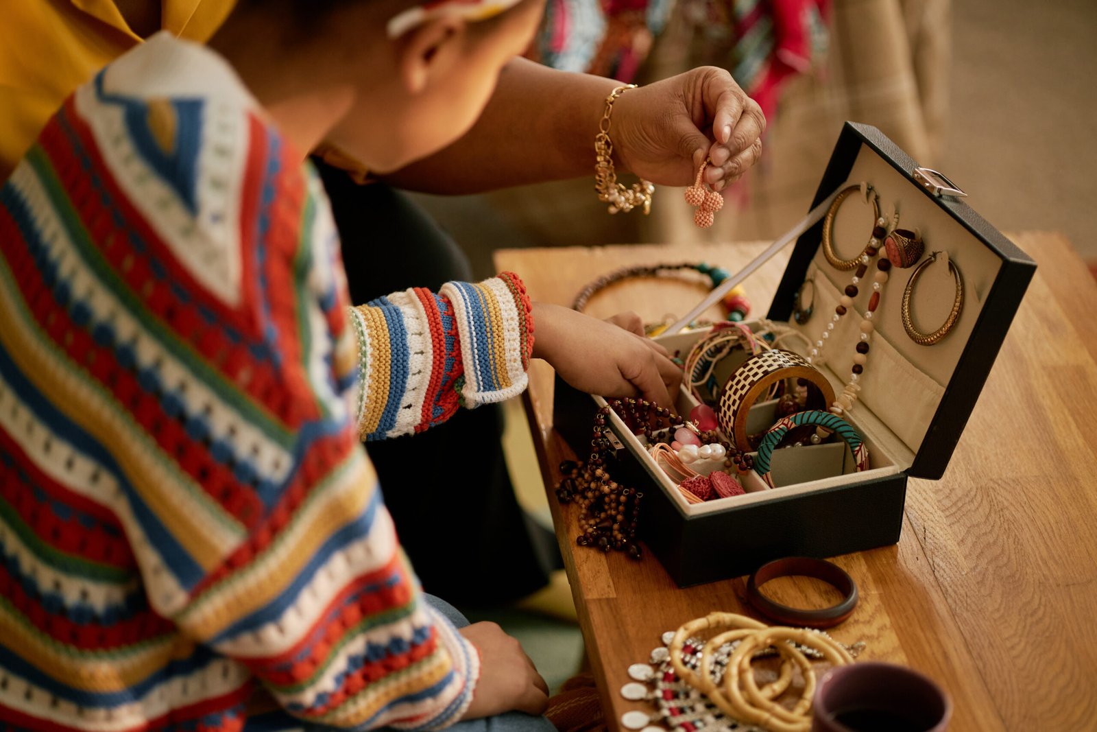 Mère et fille découvrant une collection de bijoux